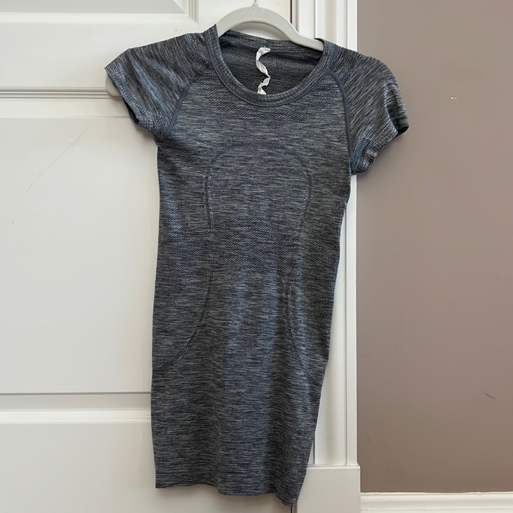 Lululemon Swiftly Tech Short Sleeve - Size 2